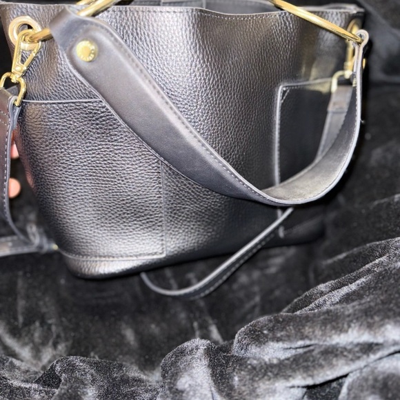 Steve Madden Black and Gold Shoulder Bag with Versatile Strap - Picture 7 of 13